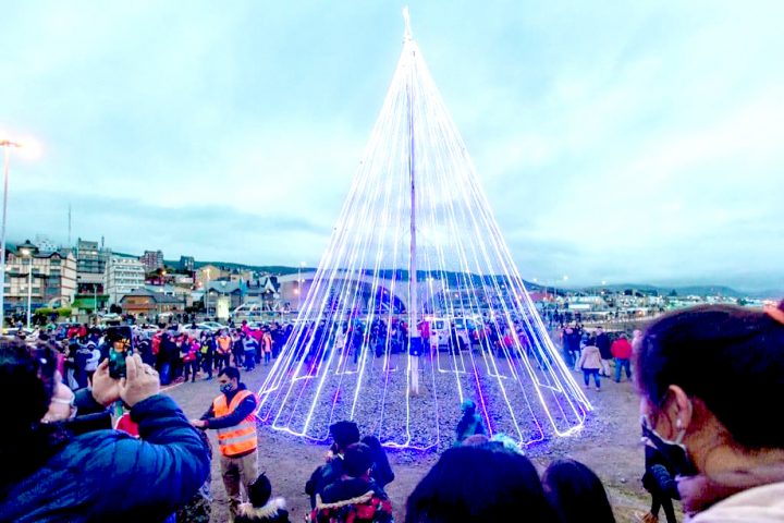 CON MASIVA CONCURRENCIA DE VECINOS Y VECINAS, USHUAIA Y TOLHUIN ENCENDIERON EL ÁRBOL DE NAVIDAD