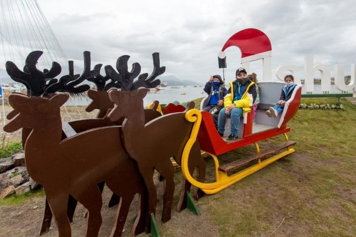 CON MASIVA CONCURRENCIA DE VECINOS Y VECINAS, USHUAIA Y TOLHUIN ENCENDIERON EL ÁRBOL DE NAVIDAD