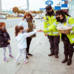 Personal policial repartió huevos de pascua a chicas y chicos
