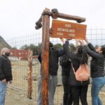 Vecinos construyen e instalan en Ushuaia cartelería de lenga