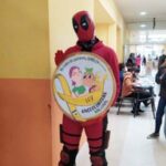 Un vecino fue a votar disfrazado de Deadpool en Río Grande para concientizar sobre la ley de oncopediatria nacional