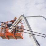 En la urbanización San Martín de Ushuaia ya están colocando los artefactos de alumbrado y farolas ornamentales