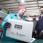 Wado de Pedro junto a Vuoto y Yutrovic recorrieron las plantas donde se fabrican las computadoras Juana Manso