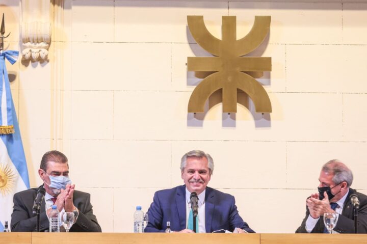 El Rector Rubén Soro junto al Presidente de la Nación Alberto Fernández. El presidente Fernández en la UTN junto al rector Rubén Soro y el Rector saliente, ingeniero Héctor Aiassa.