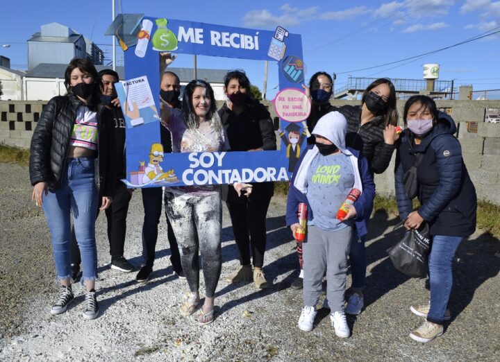 Ana Gómez junto a sus amigas y amigos que se acercaron a celebrar junto a ella.