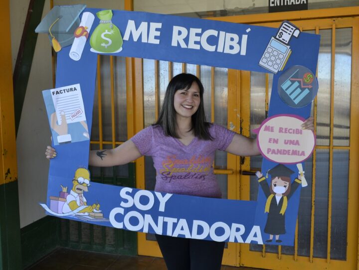 Ana Gómez se convirtió este lunes en la primera Contadora Pública recibida en 2022 en la UCES
