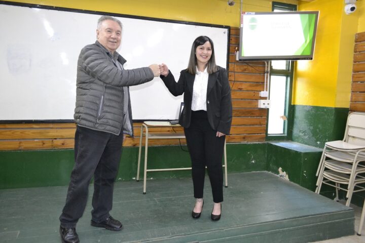 El Ing. Mario Ferreyra junto a la flamante profesional Ana Gómez. Cabe recordar que la UCES cuenta, desde hace muchos años, con un convenio con la Universidad Tecnológica Nacional, Facultad Regional Tierra del Fuego que incorpora una modalidad de pasantías con las empresas del medio lo que genera que el profesional egresado de esta casa de altos estudios cuente con experiencia necesaria al momento de recibir su título.