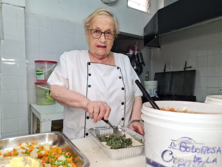 Con sus 84 años cumplidos y valida de un bastón, Élida Deasti Garibotti sigue trabajando de lunes a lunes en su negocio ‘La Caracola’ y conserva su receta especial de pulpo colectados en la costa cercana a este balneario.