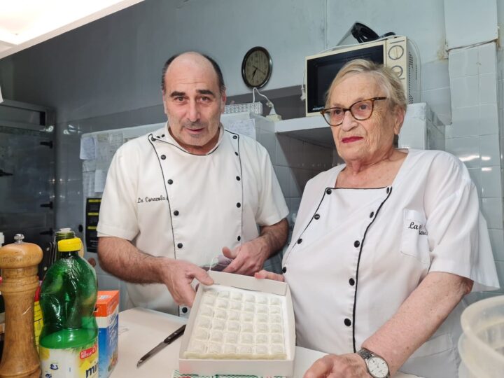 Élida junto a su hijo mayor Narciso.