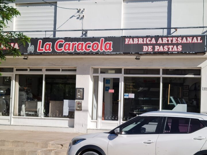 ‘La Caracola’ es el actual negocio de Élida Deasti Garibotti. Ella fue la primera en poner una casa de Comidas en Las Grutas.
