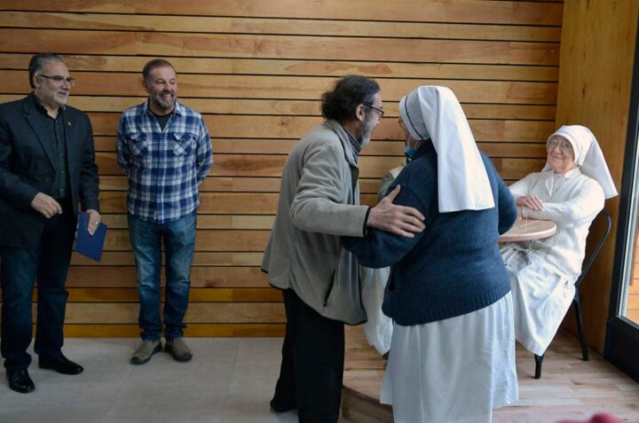 Finalmente, y de la mano de la locutora Ana María Fabro Emilio Saez, junto a los homenajeados, se descubrieron las réplicas de Oscar “Mingo” Gutiérrez y de la Hermana Carla quien ha sido noticia en los últimos días al conocerse que el 5 de marzo será trasladada a la ciudad de Buenos Aires, lo que generó diversos momentos de emoción. Ana María Fabro, de radio Aire Libre brindó una semblanza de la Hna. Carla. En tanto, Miguel Vázquez fue el encargado de hacer lo propio por Mingo Gutiérrez. Luego, el Dr. Moreno leyó una carta para la Hna. Carla.