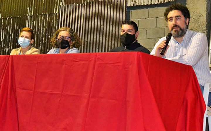 En el seminario de ingreso, se les dio pautas y modalidades de trabajo a los 300 inscriptos para cursar las carreras de grado y tecnicaturas en la UTN fueguina, tarea que llevó adelante el equipo integrado por la Directora Académica, Estela Acosta, las responsables del curso de ingreso e introducción a la Universidad, Marcela Palacios y Daniela Miquelestorena (quien se encuentra de licencia) y el Secretario Administrativo y profesor del Área de Física, Ingeniero Demian Ferreyra.
