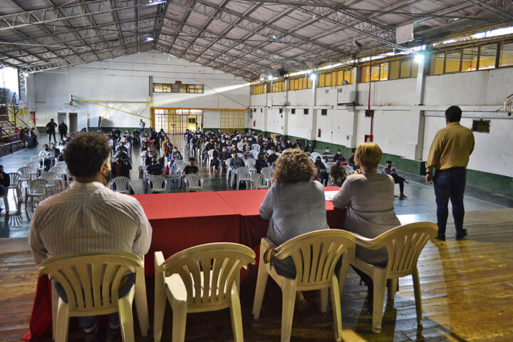 En el seminario de ingreso, se les dio pautas y modalidades de trabajo a los 300 inscriptos para cursar las carreras de grado y tecnicaturas en la UTN fueguina, tarea que llevó adelante el equipo integrado por la Directora Académica, Estela Acosta, las responsables del curso de ingreso e introducción a la Universidad, Marcela Palacios y Daniela Miquelestorena (quien se encuentra de licencia) y el Secretario Administrativo y profesor del Área de Física, Ingeniero Demian Ferreyra.