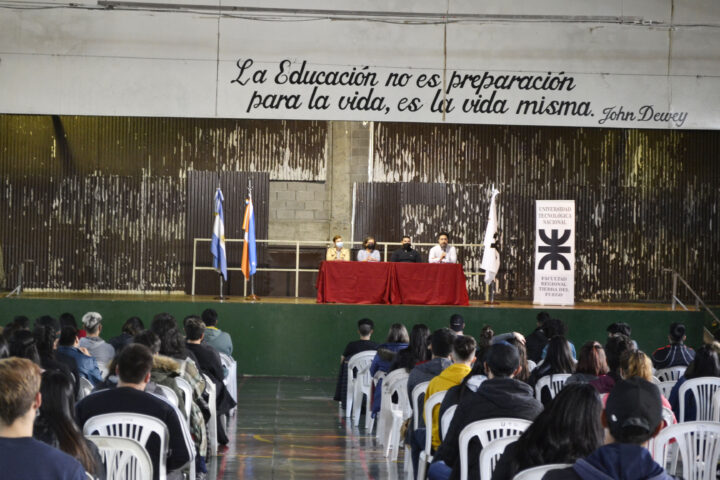 Este lunes, autoridades de la UTN brindaron detalles del sistema mixto que tendrá dos secciones y cuatro burbujas que rotarán semanalmente.