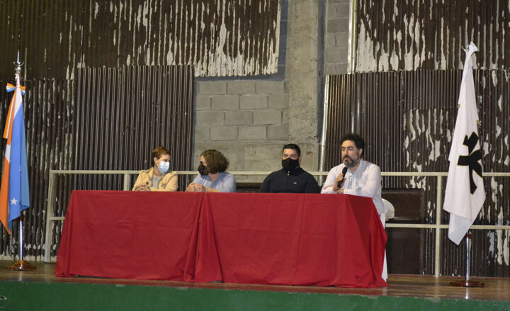 En el seminario de ingreso, se les dio pautas y modalidades de trabajo a los 300 inscriptos para cursar las carreras de grado y tecnicaturas en la UTN fueguina, tarea que llevó adelante el equipo integrado por la Directora Académica, Estela Acosta, las responsables del curso de ingreso e introducción a la Universidad, Marcela Palacios y Daniela Miquelestorena (quien se encuentra de licencia) y el Secretario Administrativo y profesor del Área de Física, Ingeniero Demian Ferreyra.