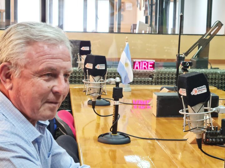 El director de Obras Sanitarias del Municipio de Río Grande, Arq. Alberto Ibarra, visitó los estudios de Radio Universidad 93.5 y Provincia 23 para comentar los avances de las distintas obras que se vienen llevando adelante en la ciudad y las futuras proyecciones que el Ejecutivo tiene en carpeta.