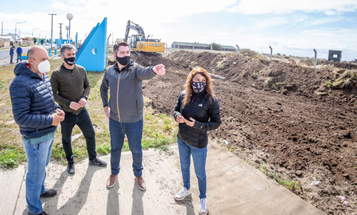 “Estamos llevando adelante un plan de obras que es histórico en nuestra ciudad, creo que todos los vecinos que recorren la ciudad diariamente lo pueden ver y digo histórico porque hoy hay más de treinta obras en ejecución en simultaneo en distintos puntos de Río Grande”, evaluó el jefe comunal Martín Pérez.