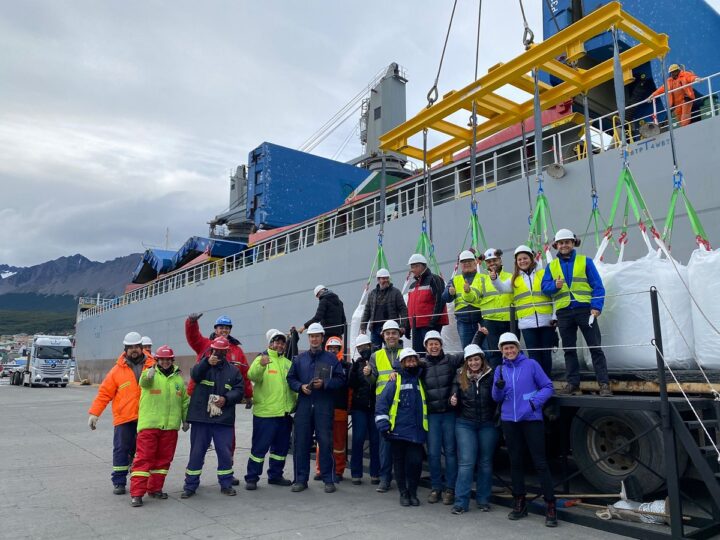 Tras casi 12 años después, el puerto de Ushuaia recibió un barco de carga extranjero sin tener que recalar antes en el puerto de Buenos Aires.