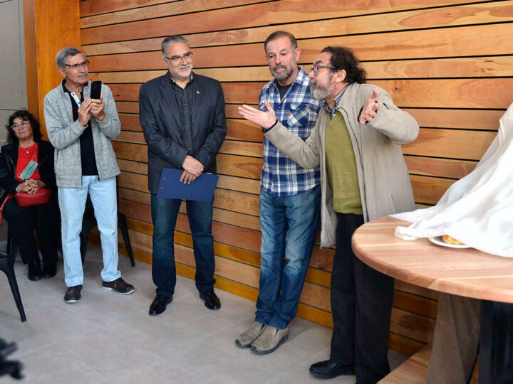 Con un acto al que asistieron familiares, amigos, empleados, allegados y un pequeño grupo de personas del círculo íntimo, este domingo quedó inaugurada la panadería “La Nueva Unión”. En la oportunidad se descubrieron los homenajes al ARA San Juan, al Dr. René Favaloro y a Oscar “Mingo” Gutiérrez y la Hermana Carla. Se vivieron momentos de mucha emoción.