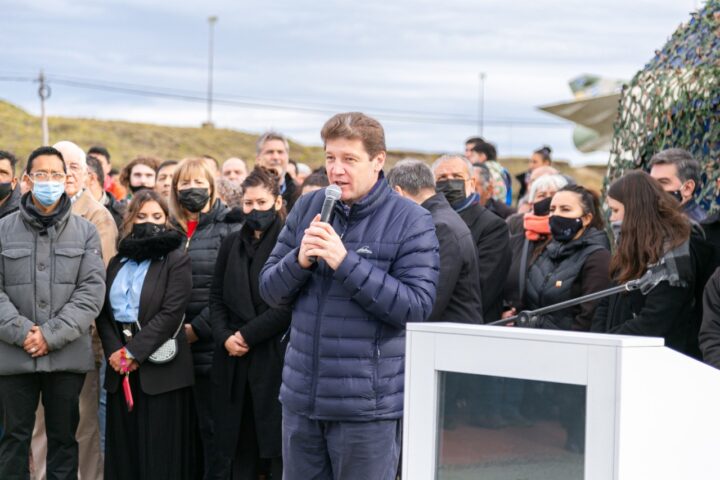 “Gracias a los veteranos por levantar la casa del pueblo, porque la carpa es la casa del pueblo que los acompaña en el reclamo por Malvinas”, expresó el Gobernador Melella.