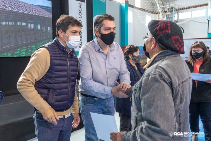 El intendente Martín Pérez encabezó la entrega de equipamiento a productores y productoras de la ciudad, junto al director General de Programas y Proyectos Sectoriales y Especiales del Ministerio de Agricultura de la Nación, Gervasio Bozzano.