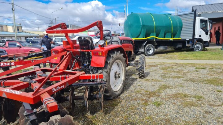 El intendente Martín Pérez encabezó la entrega de equipamiento a productores y productoras de la ciudad, junto al director General de Programas y Proyectos Sectoriales y Especiales del Ministerio de Agricultura de la Nación, Gervasio Bozzano.