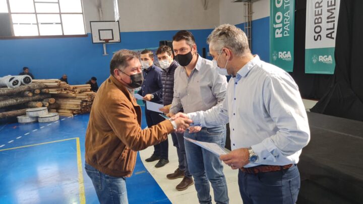 El intendente Martín Pérez encabezó la entrega de equipamiento a productores y productoras de la ciudad, junto al director General de Programas y Proyectos Sectoriales y Especiales del Ministerio de Agricultura de la Nación, Gervasio Bozzano.