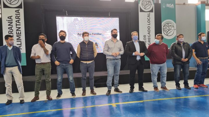 El intendente Martín Pérez encabezó la entrega de equipamiento a productores y productoras de la ciudad, junto al director General de Programas y Proyectos Sectoriales y Especiales del Ministerio de Agricultura de la Nación, Gervasio Bozzano.