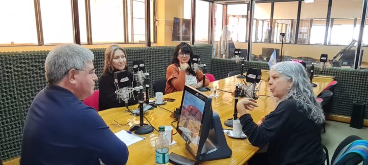 Silvina Molina, Editora de Género de la Agencia Télam, junto a Sandra Miguez, periodista y escritora del libro “Crímenes Menores”, visitaron Radio Universidad.