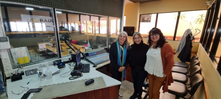 Silvina Molina, Sandra Miguez y Lorena Uribe, en los estudios de Radio Universidad.