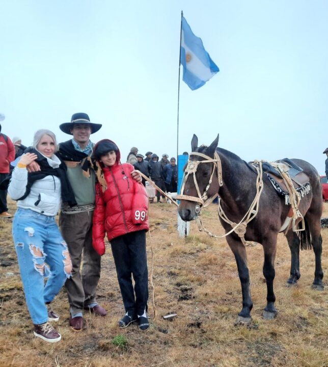 El ganador Ramón Silva junto a su familia y su primer Premio.