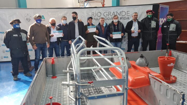 El intendente Martín Pérez encabezó la entrega de equipamiento a productores y productoras de la ciudad, junto al director General de Programas y Proyectos Sectoriales y Especiales del Ministerio de Agricultura de la Nación, Gervasio Bozzano.