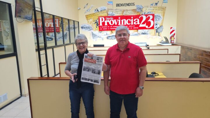 Radicada fuera de la provincia desde hace unos años, llegó a Tierra del Fuego para visitar a su familia y aprovechó la oportunidad para recorrer los estudios de Radio Universidad 93.5 y la redacción de Provincia 23 donde conversó sobre sus inicios en el periodismo y recordar algunos momentos transitados con su colega y ex compañero de trabajo Alberto Centurión.