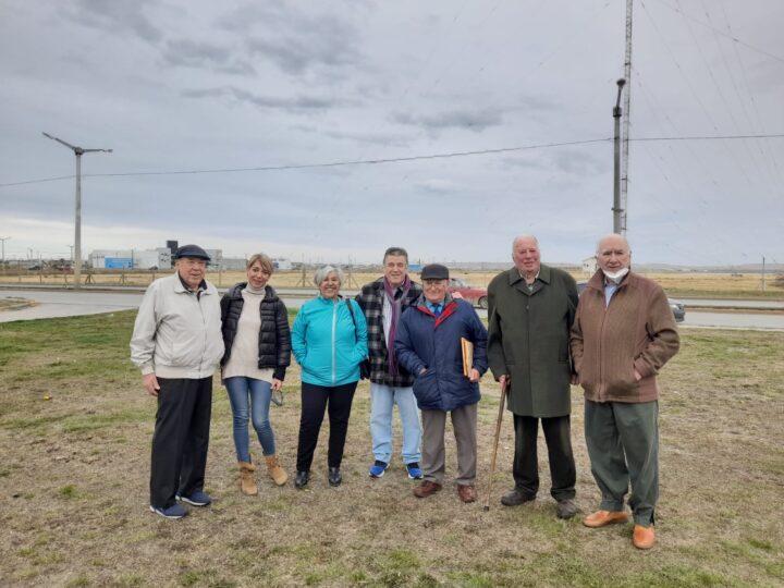 De izq a der.: El exintendente Esteban “Chiquito” Martínez, Mirta Valencia, Carmen Valencia, Tony Márquez, el concejal (MC) Julián Baeza, Adrián Goodall y el exintendente Néstor Nogar.