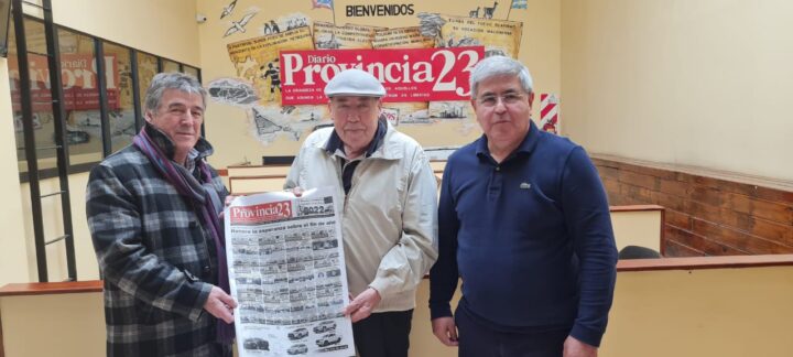 El referente histórico del justicialismo Esteban “Chiquito” Martínez visitó los estudios de Radio Universidad para hacer referencia a la tragedia del avión Douglas G47 A5-D-K (DG3) de la empresa Aerolíneas Argentina Matrícula N° LV-ACY, en 1951, acompañado del antiguo poblador Manuel ‘Tony’ Márquez y su hijo Pablo Márquez. Alberto Centurión, director de ambos medios, hizo entrega del último anuario de Provincia 23.