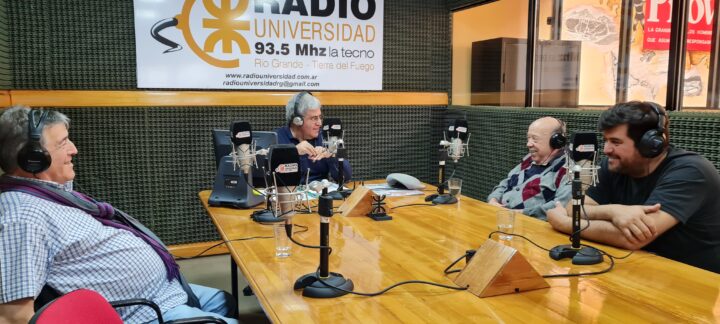 El referente histórico del justicialismo Esteban “Chiquito” Martínez visitó los estudios de Radio Universidad para hacer referencia a la tragedia del avión Douglas G47 A5-D-K (DG3) de la empresa Aerolíneas Argentina Matrícula N° LV-ACY, en 1951, acompañado del antiguo poblador Manuel ‘Tony’ Márquez y su hijo Pablo Márquez. Se sumaron por vía telefónica Ricardo Valencia y Adrián Goodall, para hablar de la importancia de rescatar la historia fueguina.