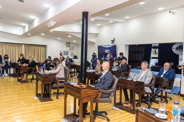 El gobernador profesor Gustavo Melella, inauguró hoy el 39º período de sesiones legislativas, tal como lo indica la Constitución Provincial. El mandatario, que estuvo acompañado de la vicegobernadora y presidenta del Parlamento Mónica Urquiza, dirigió su mensaje ante los quince legisladores que integran la Cámara y al pueblo fueguino, donde realizó un repaso de su gestión al mando del Ejecutivo de Tierra del Fuego.