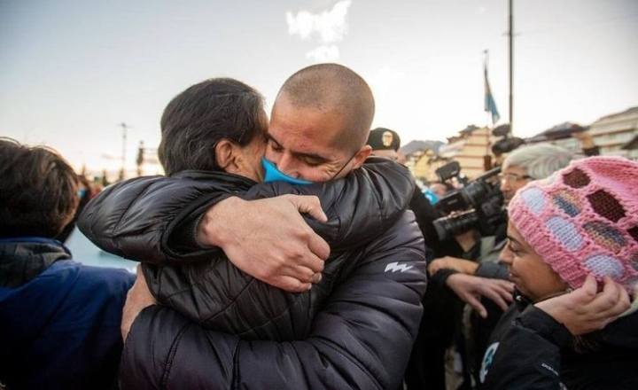 “Con esta Cápsula del Tiempo no solo buscamos honrar y homenajear a nuestros héroes, si no también lograr que nuestra causa trascienda cuando ya no estemos”, dijeron los jóvenes malvineros.