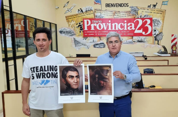 Ramiro Ghigliazza visitó los estudios de Radio Universidad 93.5 y la Redacción del Diario Provincia 23, entregando dos copias al director de ambos medios, Néstor Alberto Centurión.