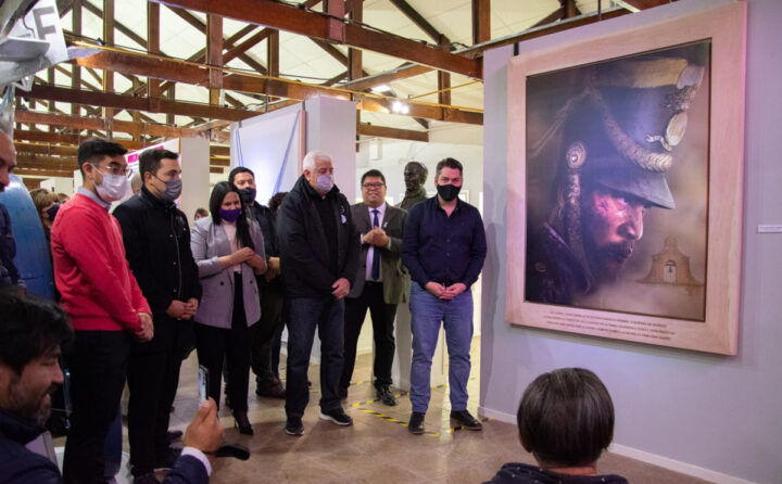 El pasado 1 de abril se realizó la presentación de los dos cuadros del reconocido artista en el Museo Municipal ‘Virginia Choquintel’ de Río Grande en una ceremonia en la que estuvo el propio intendente de la ciudad, Lic. Martín Pérez, integrantes de su Gabinete y Veteranos de Guerra de Malvinas.
