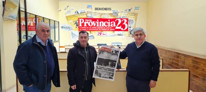 El Director de Desarrollo Institucional de la UCES, Javier Maggi Prado, visitó la redacción del diario Provincia 23, donde el Director del diario Alberto Centurión hizo entrega del suplemento por los 40 años de Malvinas.