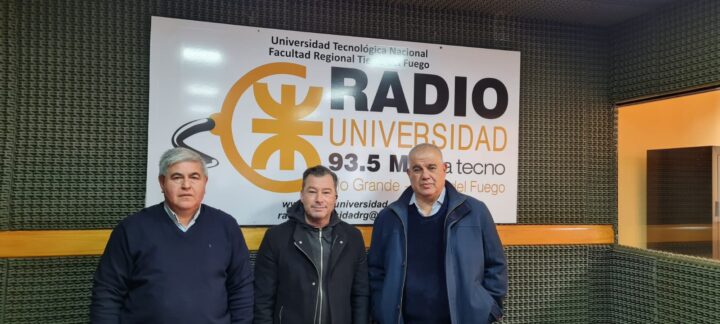 El Director de Desarrollo Institucional de la UCES, Javier Maggi Prado, junto al contador Moreno y al Director de Radio Universidad 93.5 Alberto Centurión en los estudios de la emisora.