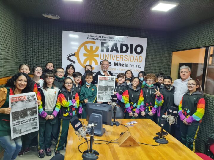 Los alumnos de 6to año de la Escuela Austral de Enseñanza Bilingüe, repasaron en su habitual programa “Pequeños Sueños” las actividades más importantes de la institución y recibieron la visita del Veterano de Guerra Sergio Marroco. ¡Escuchá el programa completo!