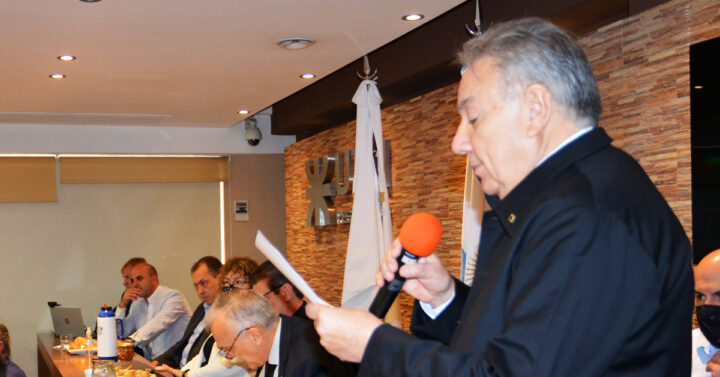 El ingeniero Mario Ferreyra, Decano de la UTN fueguina y Secretario de Políticas Institucionales del Rectorado nacional, fue el encargado de leer la resolución académica de reconocimiento a los Veteranos de Guerra Tecnológicos.