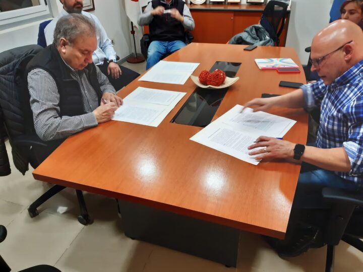 El Decano de la Facultad Regional Tierra del Fuego de la Universidad Tecnológica Nacional, ingeniero Mario Ferreyra y el representante de la empresa Surtruck S.A., Antonio Javier Celentano, firmaron un convenio marco de cooperación recíproca.