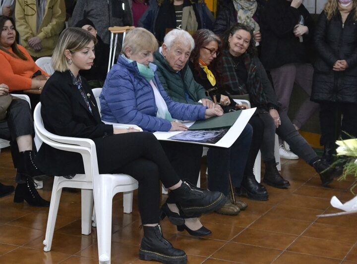 Familiares de la profesora Daniela Miquelestorena durante el acto de homenaje.