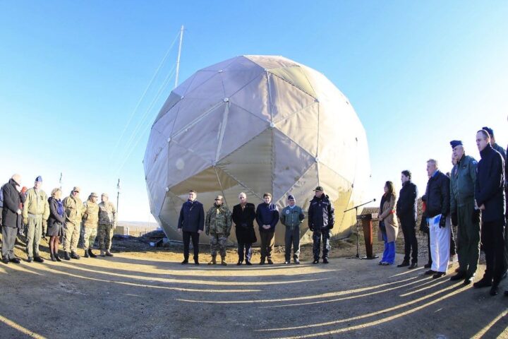 Este lunes, el Ministro de Defensa de la Nación inauguró en Río Grande un Radar RPA-170M, con el objetivo de fortalecer y extender el alcance del Sistema Nacional de Vigilancia y Control Aeroespacial (SINVICA). Está ubicado específicamente en la zona del Cabo Domingo.