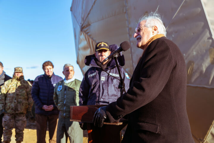 Este lunes, el Ministro de Defensa de la Nación inauguró en Río Grande un Radar RPA-170M, con el objetivo de fortalecer y extender el alcance del Sistema Nacional de Vigilancia y Control Aeroespacial (SINVICA). Está ubicado específicamente en la zona del Cabo Domingo.