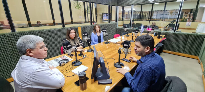 Los funcionarios del Municipio de Ushuaia vinculados con la organización de los festejos de La Noche Más Larga visitaron los estudios de Radio Universidad 93.5 y Provincia 23 para dar detalles de lo que en realidad serán 11 días de actividades, con un desfile de más de mil cien artistas locales y nacionales, y espectáculos gratuitos.