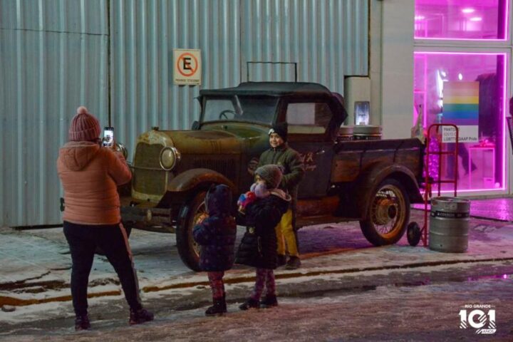 En vísperas de los 101 años de la ciudad, la plaza Almirante Brown se convirtió en peatonal con comercios abiertos y carritos de comida. Vecinos y vecinas participaron de esta jornada que contó con récord de comercios inscriptos.